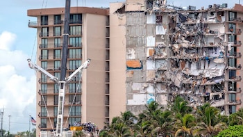 El derrumbe del edificio en Miami que causó 98 muertes, se originó desde semanas previas