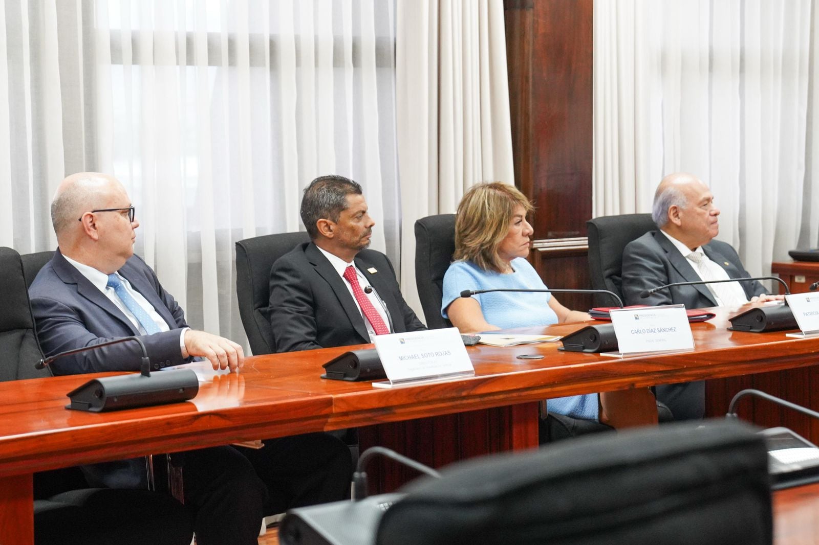 Orlando Aguirre (derecha) defendió la independencia y eficiencia del Poder Judicial costarricense. Créditos: Presidencia de la República