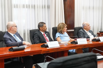 Orlando Aguirre (derecha) defendió la independencia y eficiencia del Poder Judicial costarricense. Créditos: Presidencia de la República