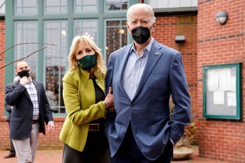 Joe Biden y Jill Biden hablan con periodistas tras almorzar en un mercado de marisco en Wilmington, Delaware, el 31 de diciembre de 2021 (REUTERS/Jonathan Ernst)