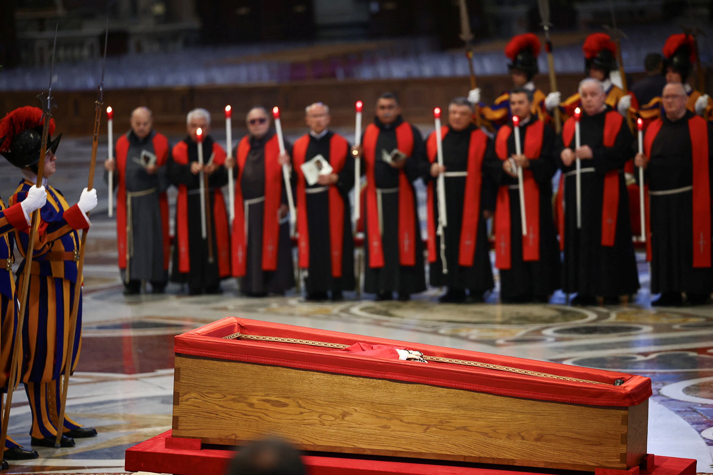 La Basílica de San Pedro recibió el féretro de papa Francisco en un ambiente de recogimiento y respeto (REUTERS/Yara Nardi)