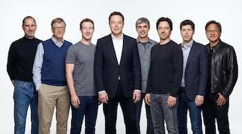 Ocho líderes de la tecnología, incluyendo a Steve Jobs, Bill Gates, Elon Musk y Mark Zuckerberg, sonríen mientras posan contra un fondo blanco.