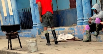 Cocinando en la calle - Familias cubanas sin gas licuado, Cuba - Cortesia Food monitor program