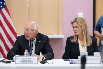 La gobernadora Maru Campos reafirmó el compromiso de colaboración con autoridades de Estados Unidos para atender el tema migratorio en la frontera, durante una reunión en Ciudad Juárez el 26 de julio de 2023 con el subsecretario Richard Verma, el embajador Ken Salazar y el cónsul Eric Cohan. Destacó la coordinación binacional y el esfuerzo conjunto para garantizar la seguridad regional. Autoridades estadounidenses informaron sobre la apertura de oficinas en Centroamérica para facilitar trámites migratorios y prevenir la corrupción.