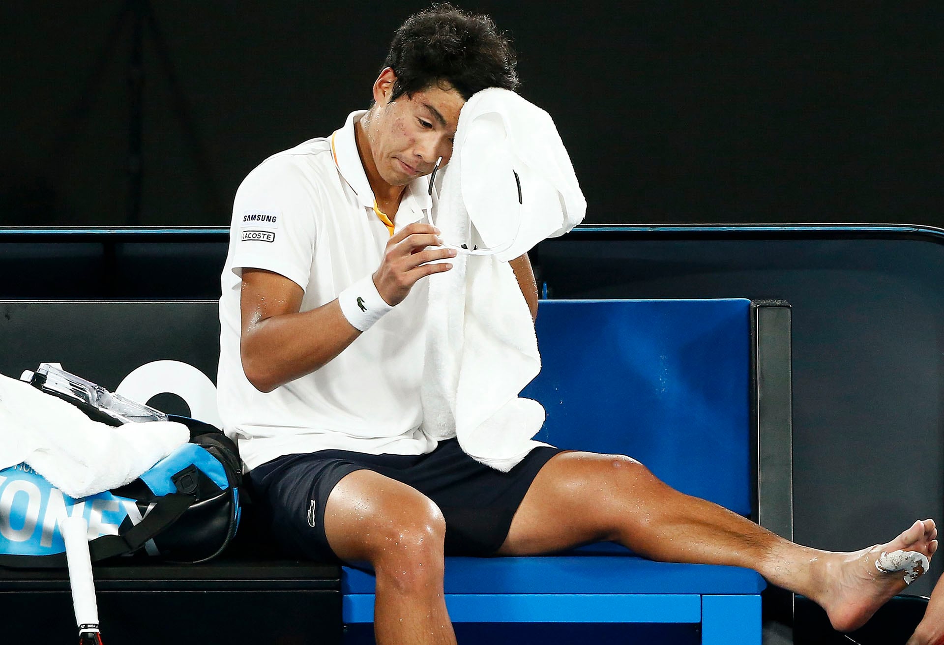 Por las ampollas, Hyeon Chung debió abandonar su partido ante Roger Federer por las semis del Australian Open 2018 (Fuente: REUTERS/Thomas Peter)