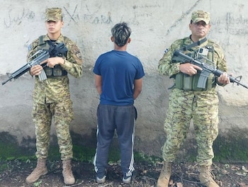 La Fuerza Armada de El Salvador capturó en Santa Ana a un adolescente de 15 años acusado de extorsionar a su padrastro. (Foto cortesía Fuerza Armada de El Salvador)