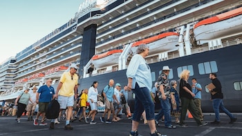 El crucero Zuiderdam arriba a