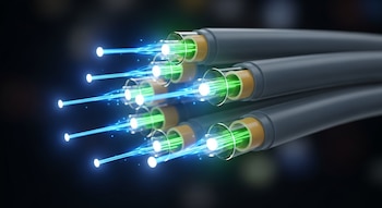 Primer plano de múltiples cables de fibra óptica con secciones transparentes. Haces de luz verde brillan dentro y rayos de luz azul emergen de los extremos.