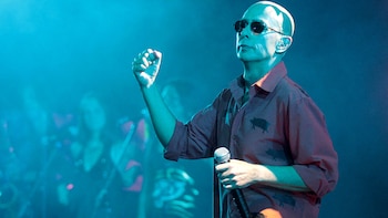 Las inolvidables memorias del Indio Solari: Los Redondos, la pelea con Skay y la “Negra” Poli, y las muertes en sus shows (NA)
