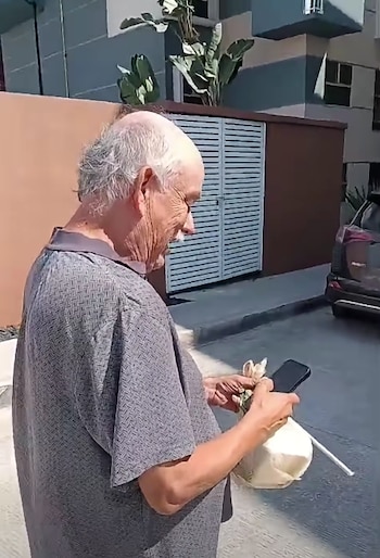 El adulto mayor aseguró tener un arma y advirtió al trabajador que no saldría del lugar; las imágenes provocaron todo tipo de reacciones.