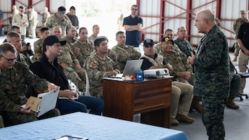 Jefe del Comando Sur de EEUU llega a Perú para fortalecer la cooperación militar contra el narcotráfico y la minería ilegal