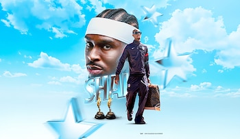 Ilustración del baloncestista Shai Gilgeous-Alexander caminando con ropa deportiva y bolso sobre un fondo de cielo azul con estrellas y trofeos