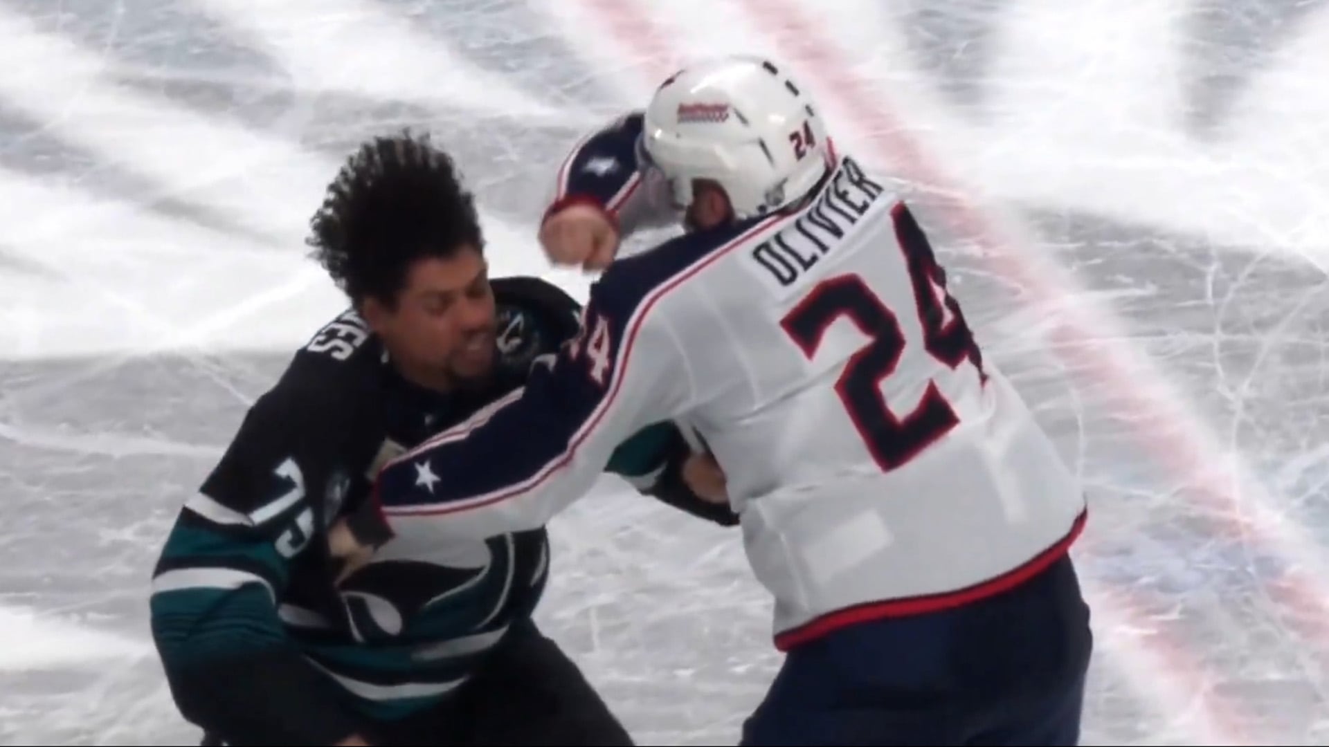 Ryan Reaves fue derribado por Mathieu Olivier durante el combate sobre hielo (captura de video)