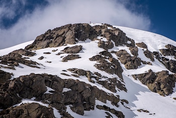 Un montañero hace cima en