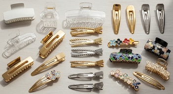 Trabas para el cabello de plástico blanco y transparente, pinzas de metal doradas y plateadas, broches de presión y otras pinzas con esmalte de colores.