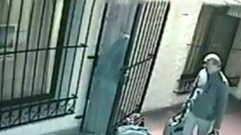 José López dejando los bolsos