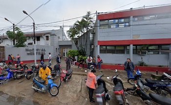 Con su camión atropelló y mató a un motociclista: los vecinos se robaron toda la mercadería e incendiaron el vehículo