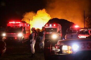 Equipos de emergencia permanecieron en la zona durante la noche del jueves y parte de la madrugada del viernes. REUTERS/Luis Cortes