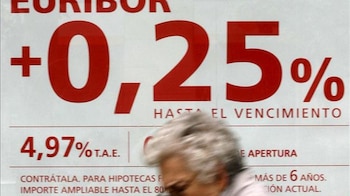 Una mujer pasa frente a