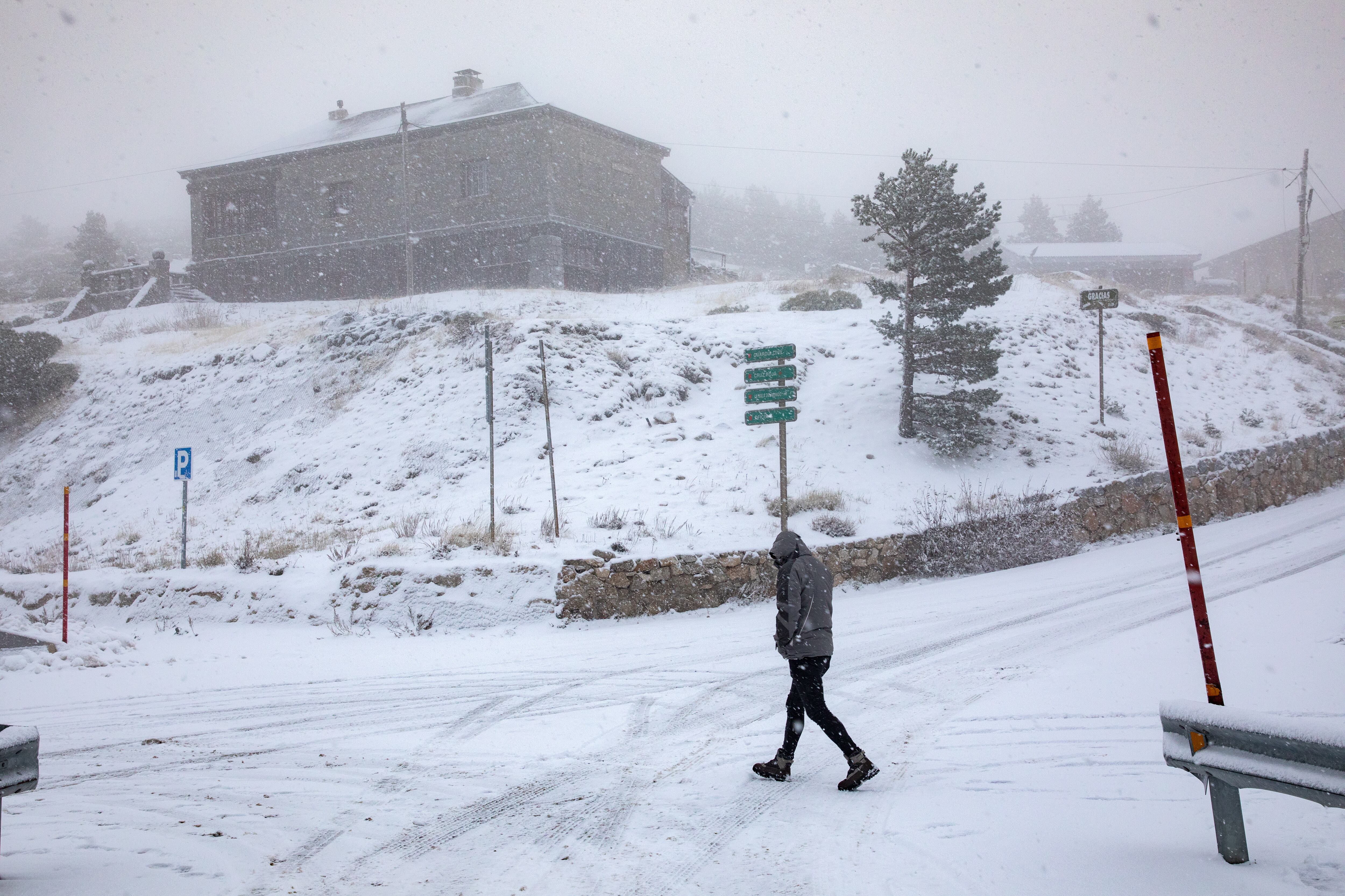 Un hombre camina por la nieve en el Puerto de Navacerrada, a 2 de diciembre de 2025, en Madrid. (Rafael Bastante / Europa Press)