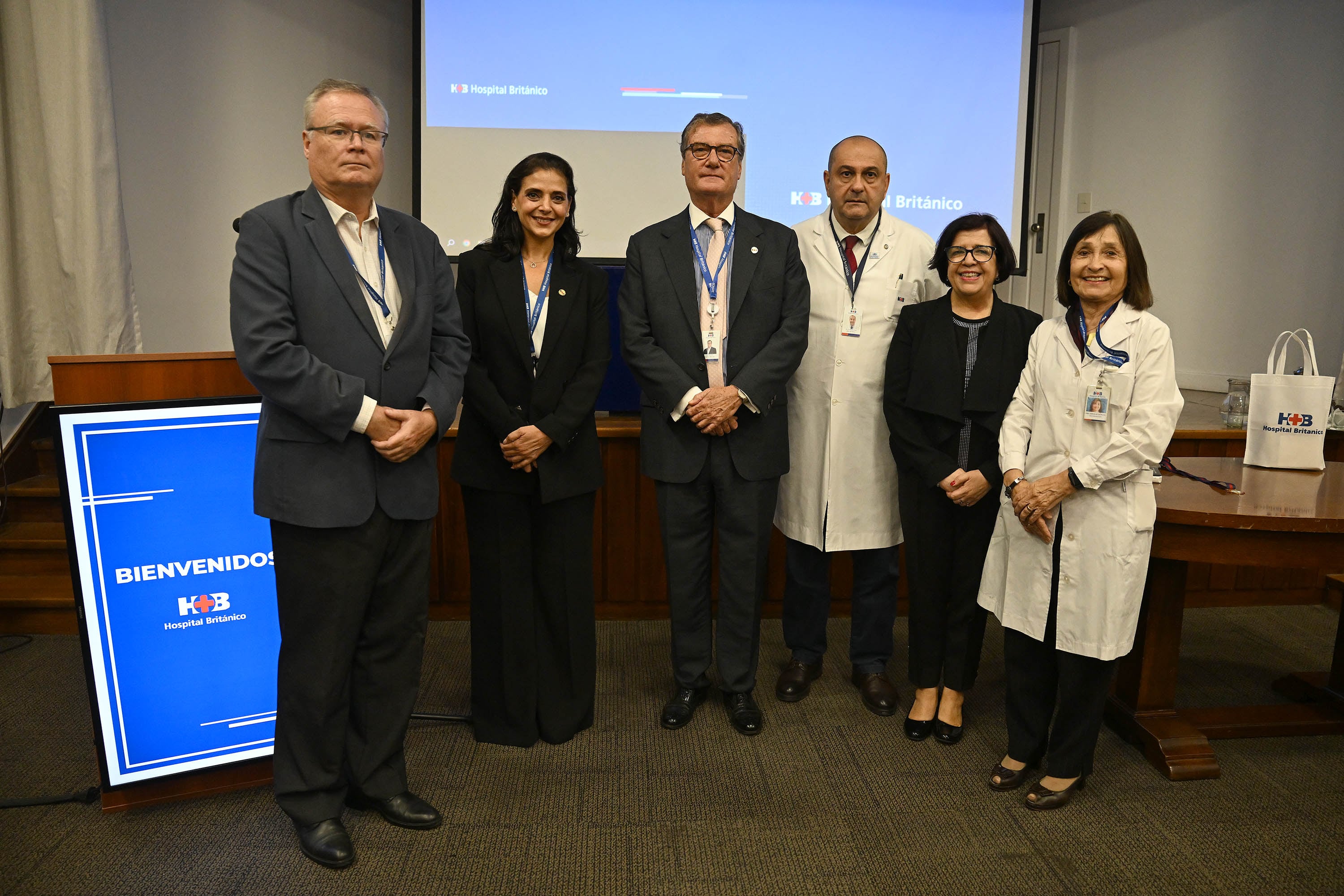 Marta cohen junto a María Teresa García de Dávila, Alejandro Kohn, Alan Arntsen, Mariana Sciarretta, Directora Comercial y RR.II. del Hospital Británico, y Santiago Reddy, Director de Finanzas y Operaciones