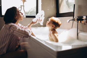 Niño en una ducha (ShutterStock).