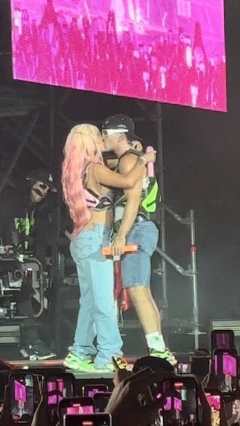 Ambos artistas se roban la atención en los conciertos, expresando su cariño ante sus fans - crédito @karolgesp_/X