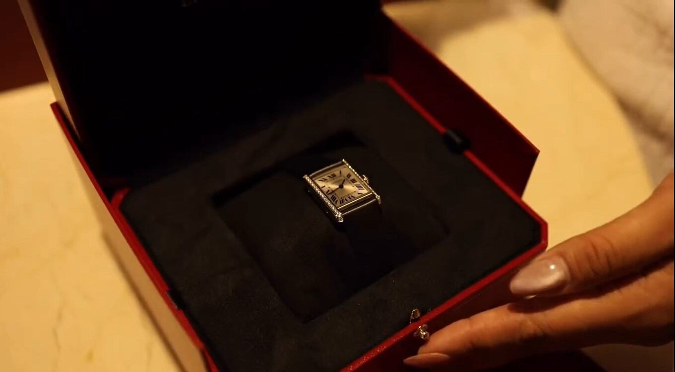 Xiomy Kanashiro muestra el exclusivo reloj de lujo, un regalo de Jefferson Farfán por su primer año juntos, dentro de su elegante caja roja. (@xiomykanashiro)