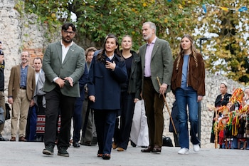 Los reyes Felipe VI y Letizia acompañados de la princesa Leonor y la infanta Sofía, visitan Llanes durante la entrega del Premio al Pueblo Ejemplar de Asturias 2026 a la Cofradía de Pescadores Santa Ana. (Ballesteros/EFE)