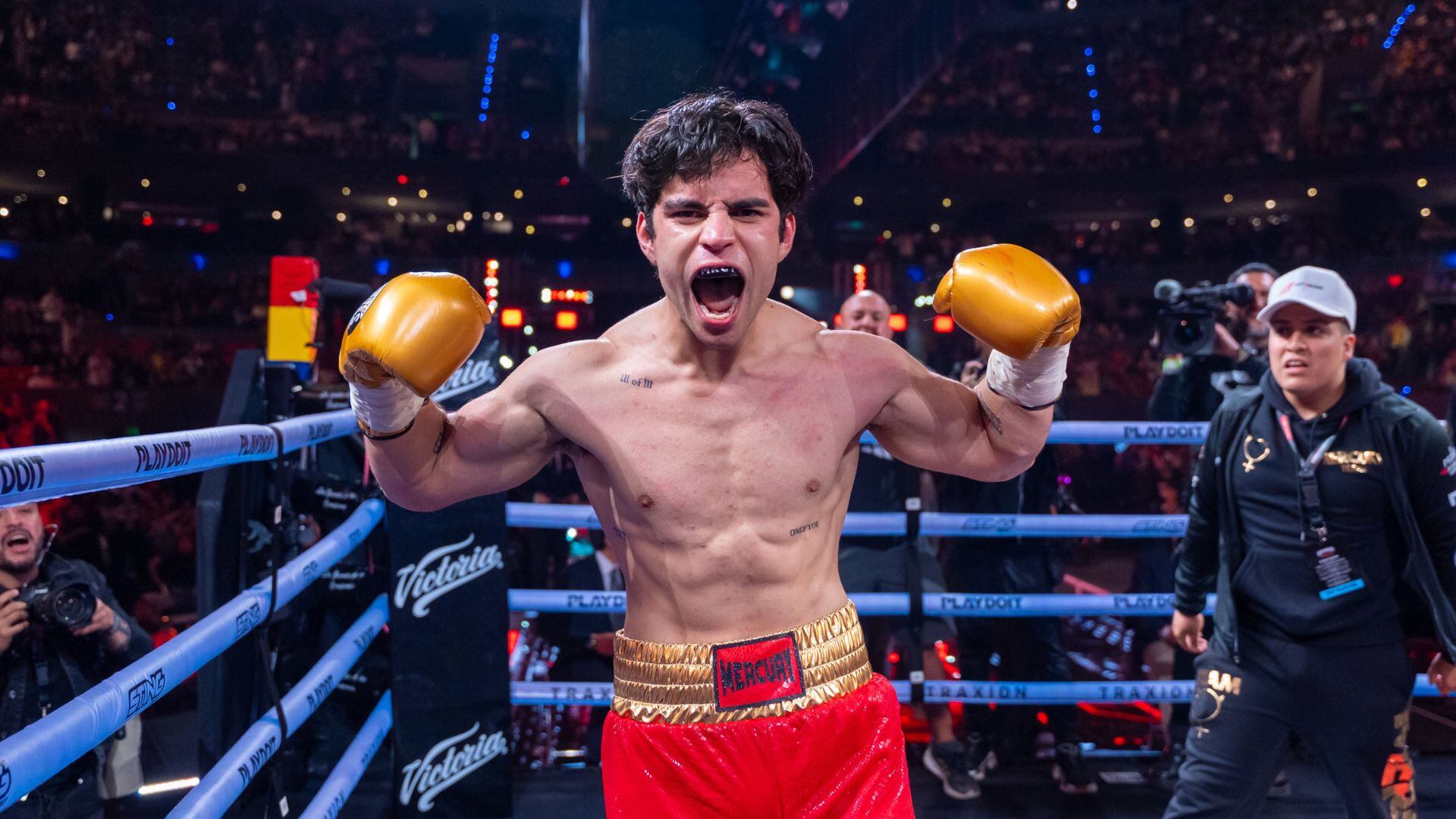 Una de las peleas más esperadas de la noche terminó cuando el influencer derribó a Bautista . (@supernovaboxing)