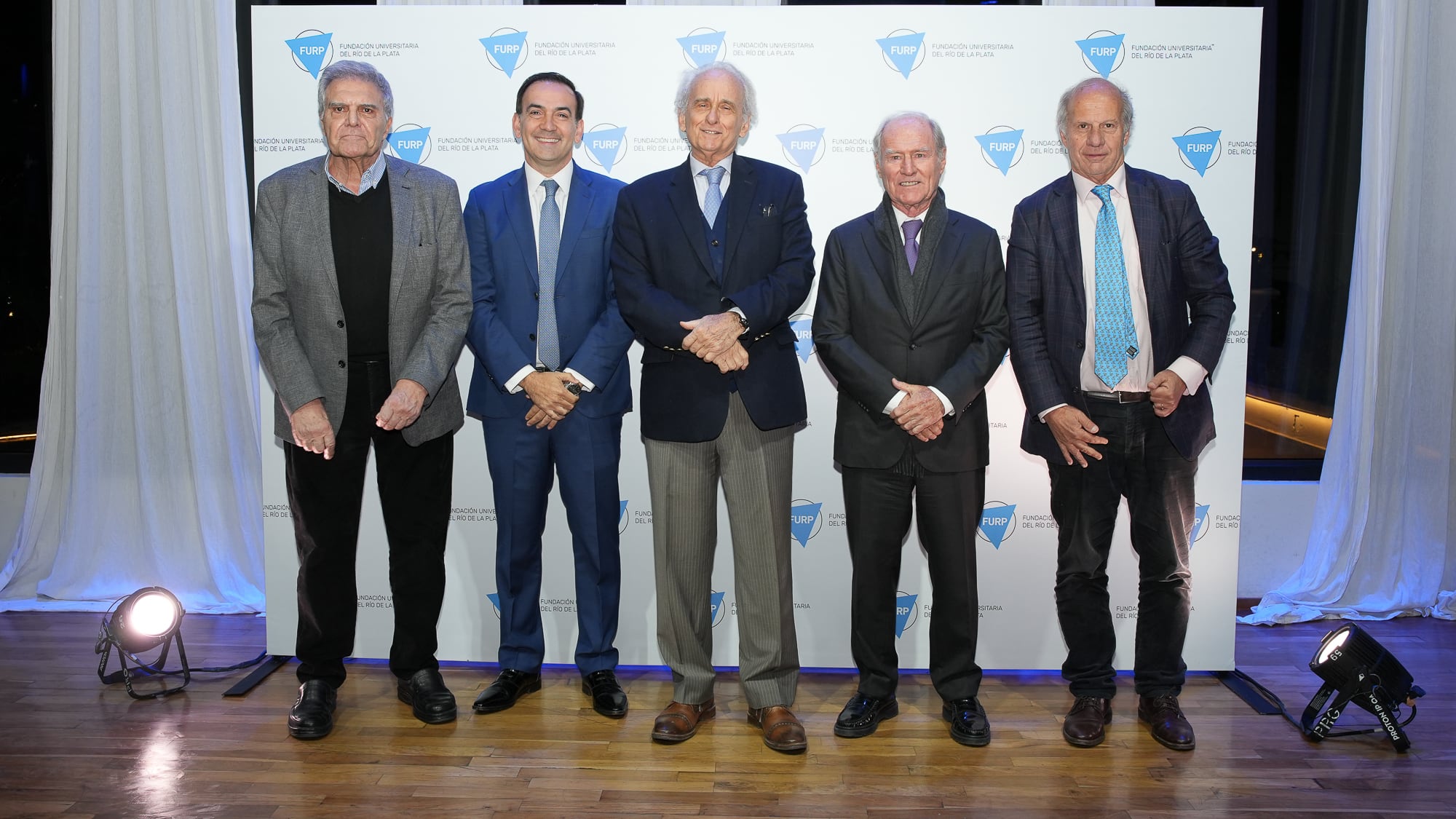 Miembros históricos junto a su actual presidente en el cóctel anual