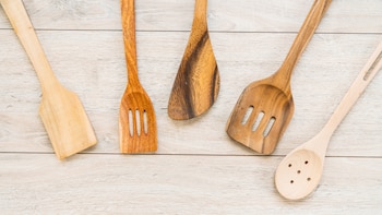 Por qué es importante limpiar los utensilios de madera y cómo hacerlo según los expertos