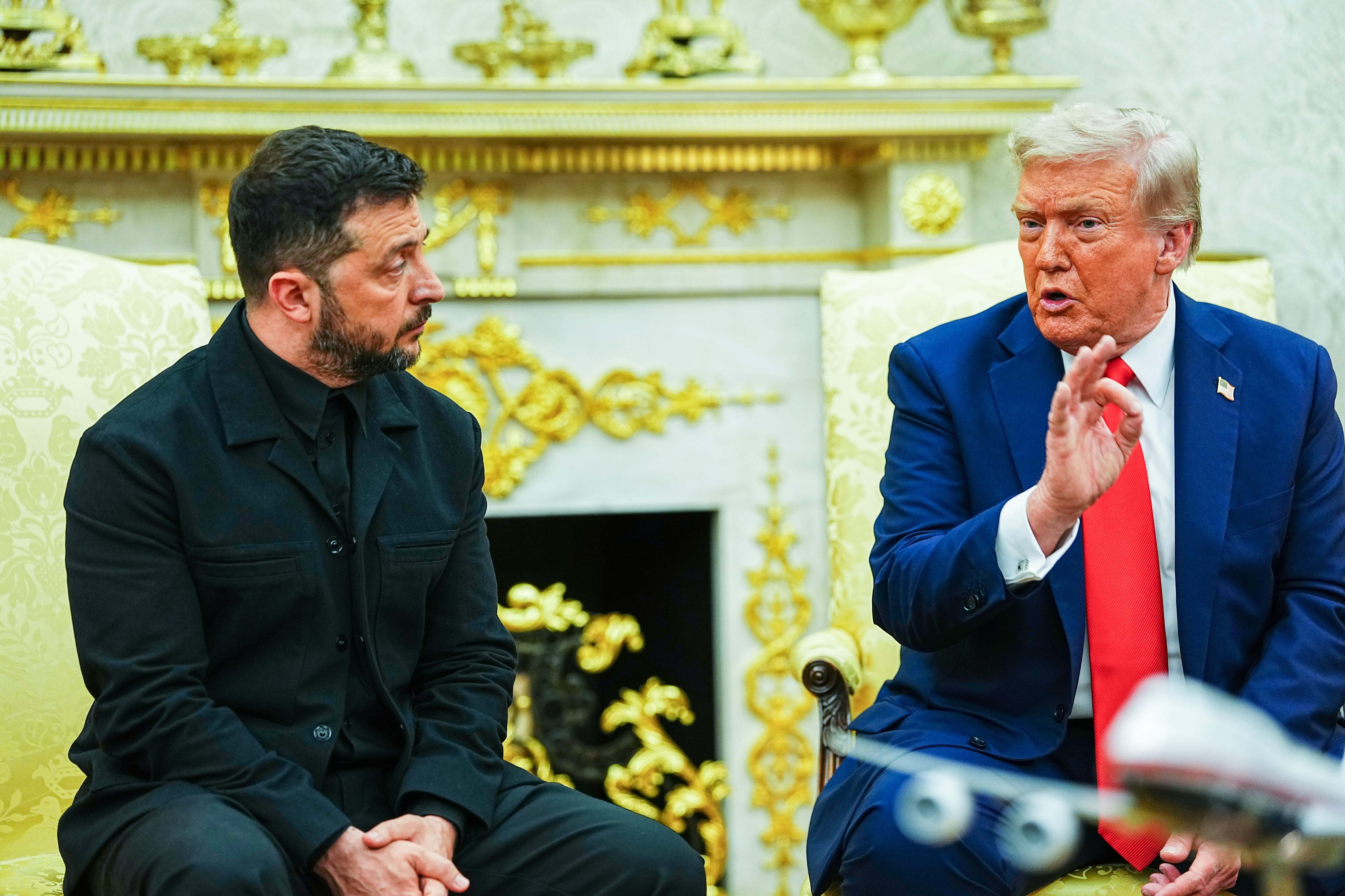 El presidente de Estados Unidos, Donald J. Trump, se reúne con el mandatario de Ucrania, Volodimir Zelensky (i), en la Oficina Oval de la Casa Blanca en Washington (EFE/AARON SCHWARTZ /Archivo)