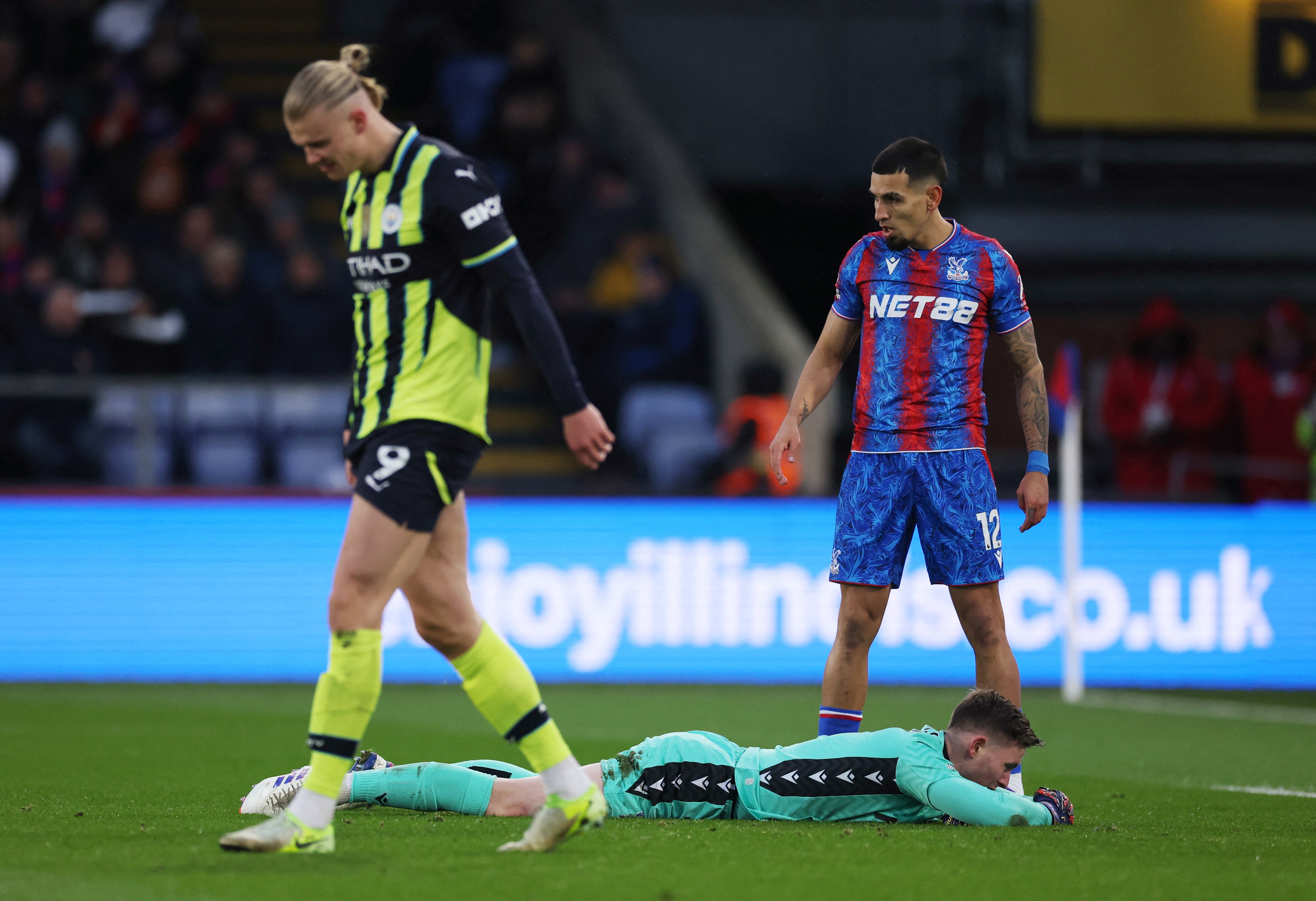 Daniel Muñoz y Erling Halaand en uno de los duelos que jugaron por Premier League Crystal Palace y Manchester City por la liga inglesa-crédito Paul Childs/REUTERS