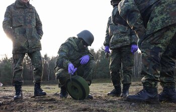 Soldados ucranianos y alemanes se