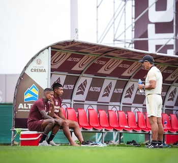 Fabián Bustos charló con Andy Polo y Edison Flores de cara a una mejora de Universitario en la Liga 1 2026. - créditos: Universitario