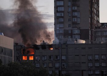 Un edificio en llamas tras