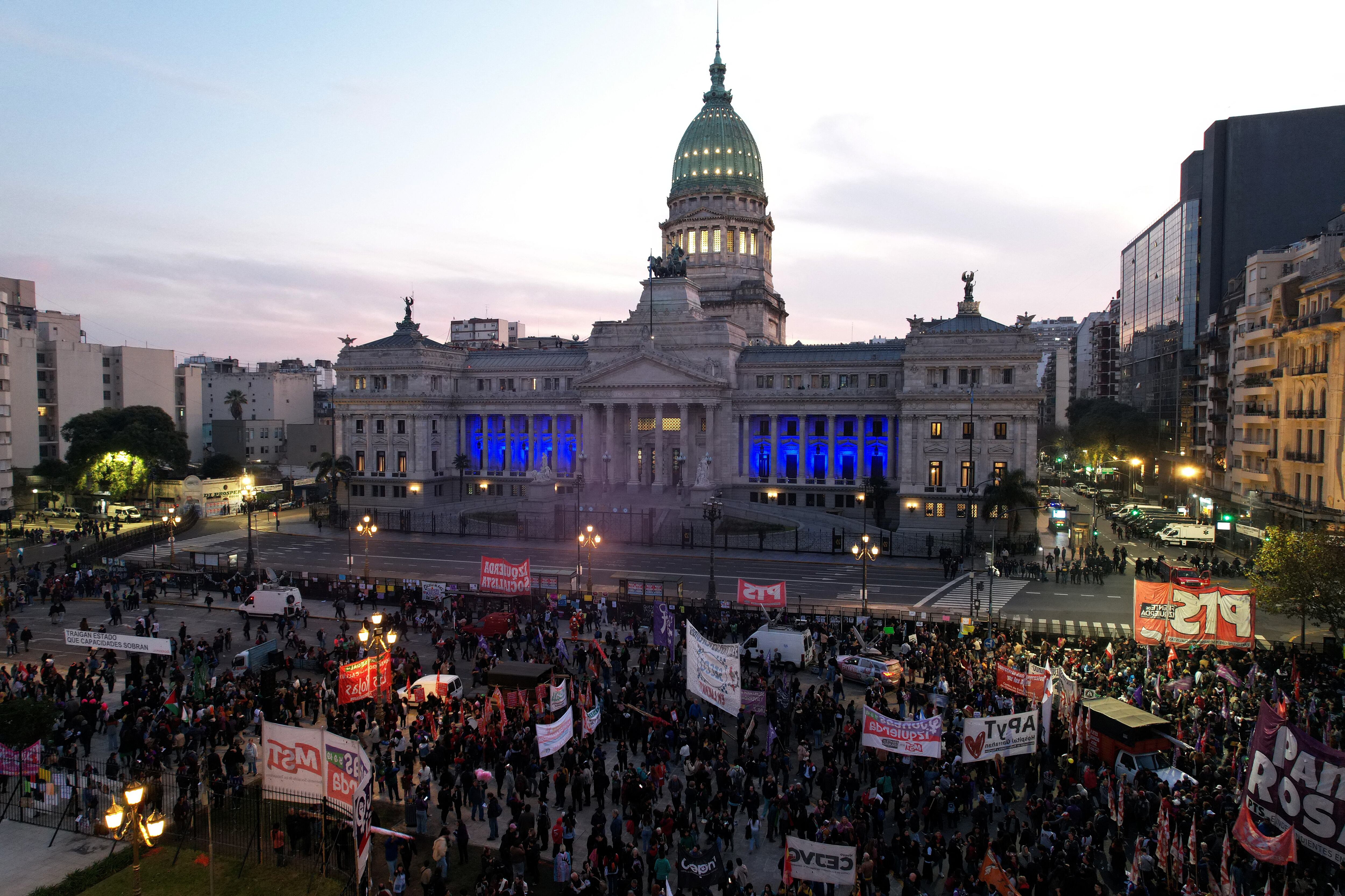 Protesta frente al Congreso. (Imagen de archivo: Emiliano Lasalvia / AFP)