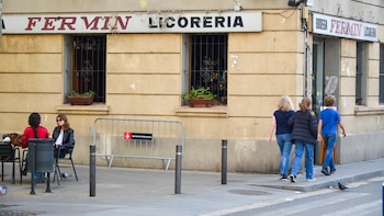 Barcelona da la razón a las bodegas y modificará la ley para proteger los carteles históricos de la ciudad