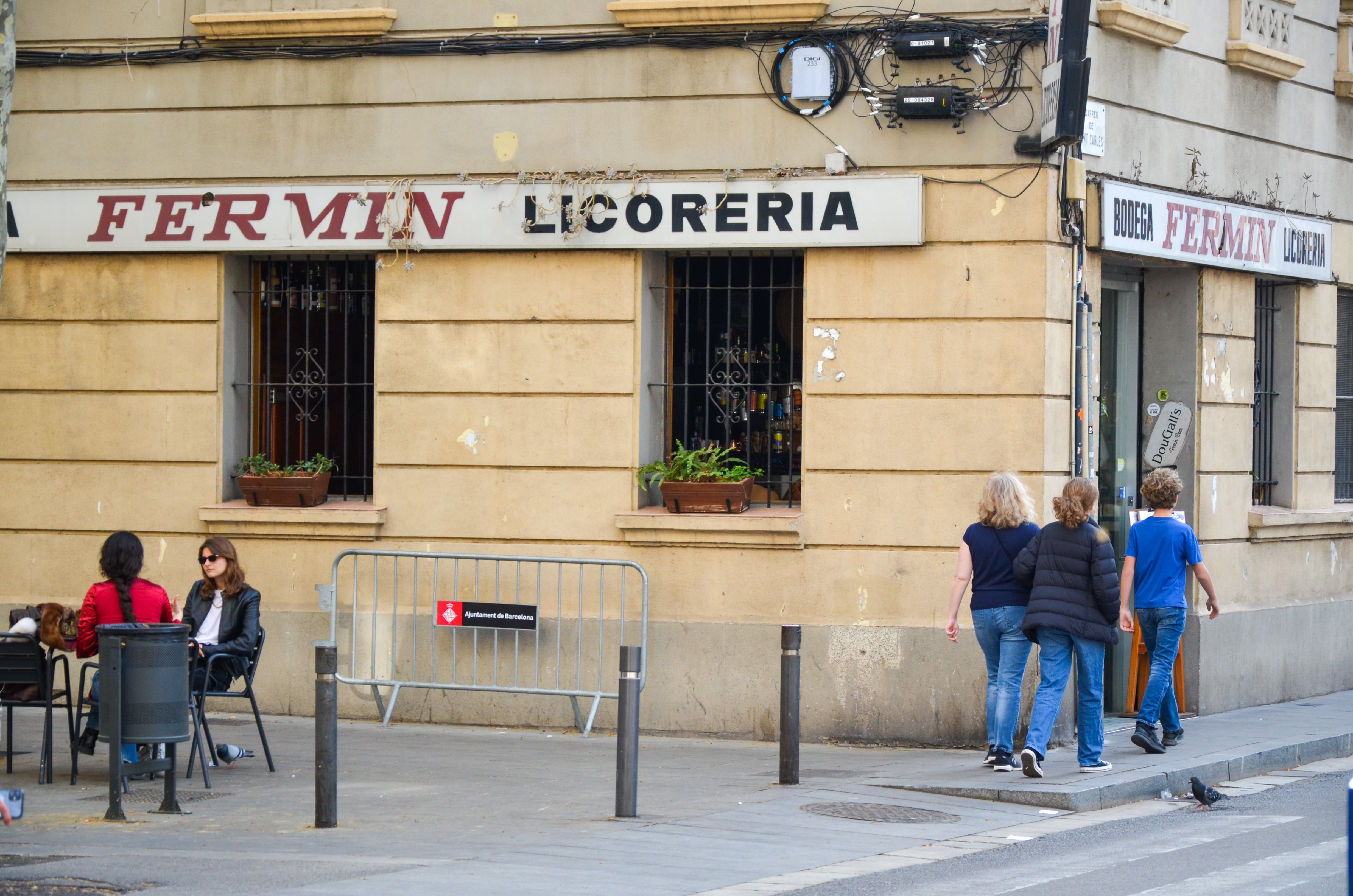 Barcelona da la razón a las bodegas y modificará la ley para proteger los carteles históricos de la ciudad