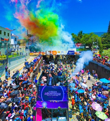 El Desfile de Correo recorrió las calles de San Salvador con coloridos carros y multitudes durante las Fiestas Agostinas 2024 (Alcaldía San Salvador Centro).