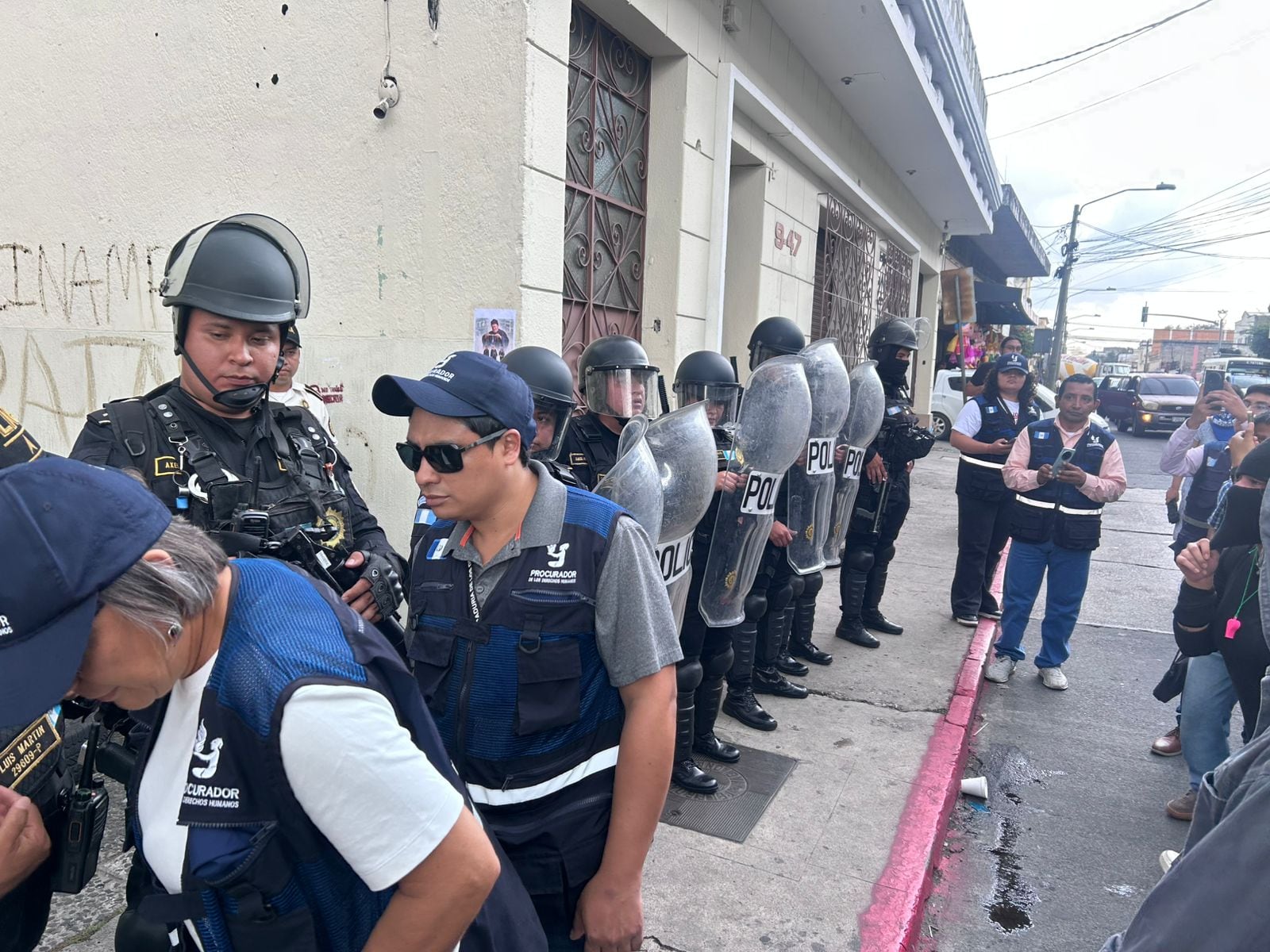 Estudiantes de la Universidad de San Carlos exigieron anular la elección de rector para 2026-2030 y convocar nuevos comicios. ( Cortesía: Procurador de los Derechos Humanos)