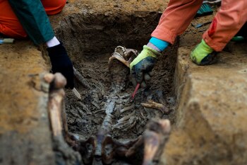continua la busqueda de cuerpos de soldados de la segunda guerra mundial