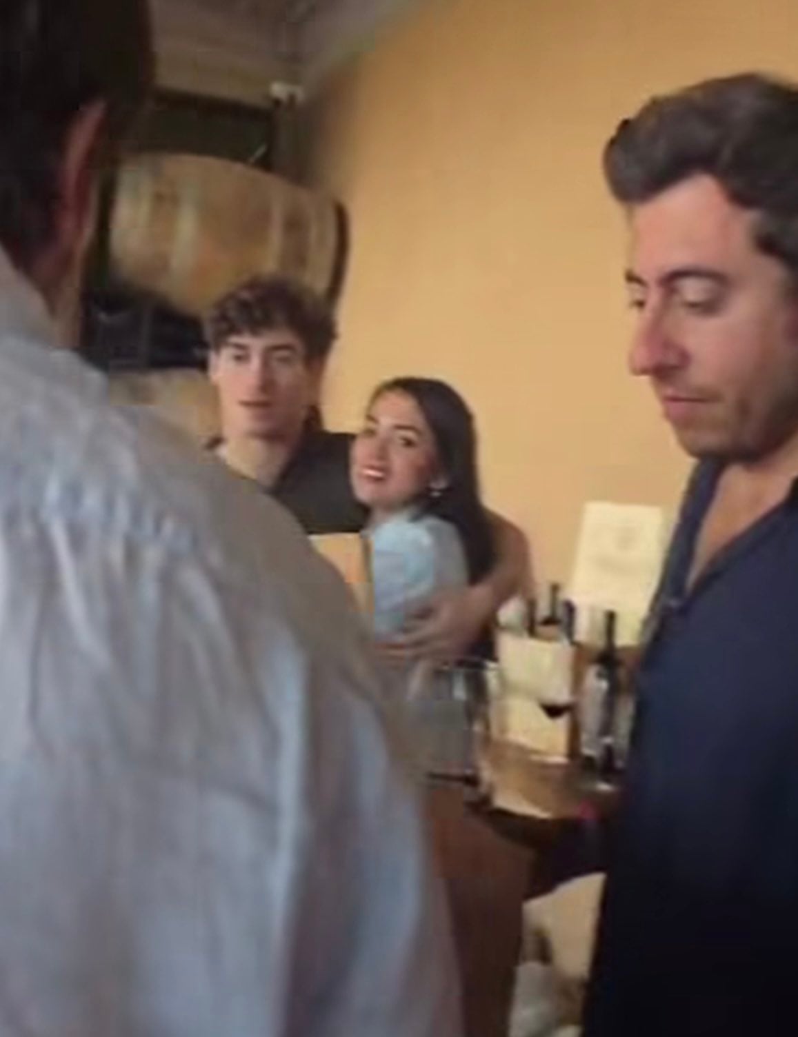 Franco Colapinto y Maia Reficco, sonriendo, se mostraron juntos en un restaurante de Cardales, confirmando así su relación (Captura de video)