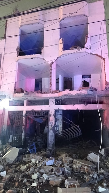 Agentes de criminalística recogen evidencia