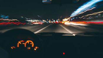 Huyen en coche de su