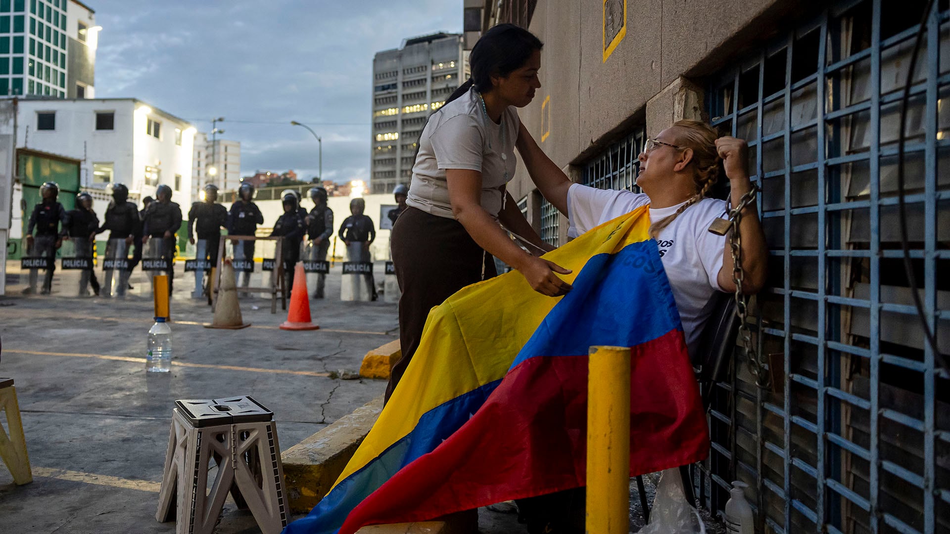 Madres de presos políticos se niegan a dejar campamento frente a una cárcel en Caracas (EFE/ Miguel Gutiérrez)