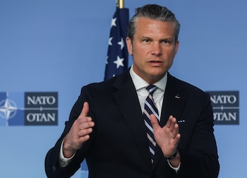 El secretario de Defensa de Estados Unidos, Pete Hegseth, este jueves en una comparecencia antes de una reunión de los ministros de Defensa de la OTAN en la sede de la Alianza en Bruselas (EFE/EPA/Olivier Hoslet)