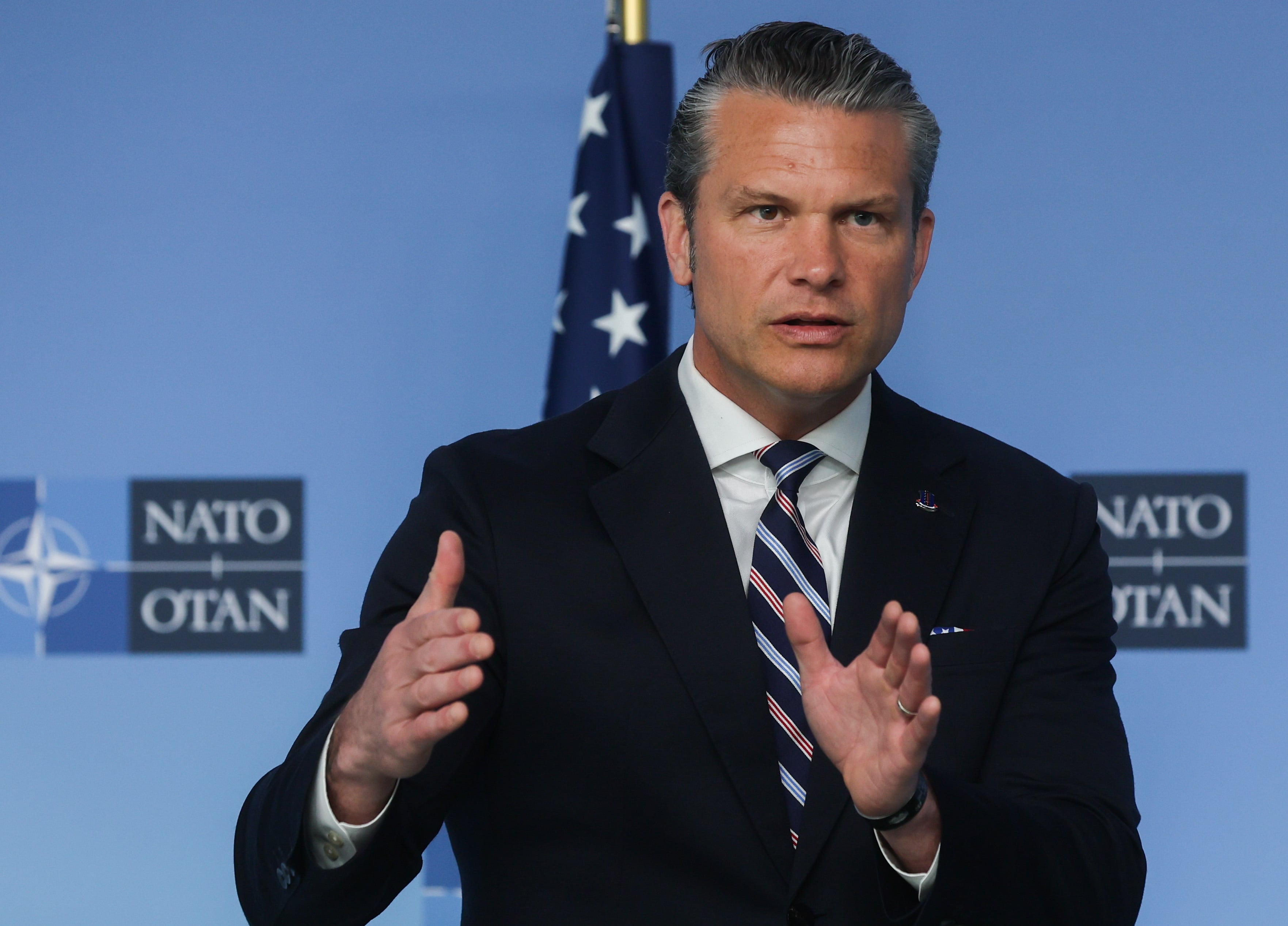 El secretario de Defensa de Estados Unidos, Pete Hegseth, este jueves en una comparecencia antes de una reunión de los ministros de Defensa de la OTAN en la sede de la Alianza en Bruselas (EFE/EPA/Olivier Hoslet)
