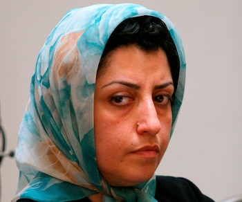ARCHIVO – La prominente activista iraní de derechos humanos Narges Mohammadi asiste a una reunión sobre derechos de las mujeres en Teherán, Irán, el 27 de agosto de 2007
(AP Foto/Vahid Salemi, Archivo)